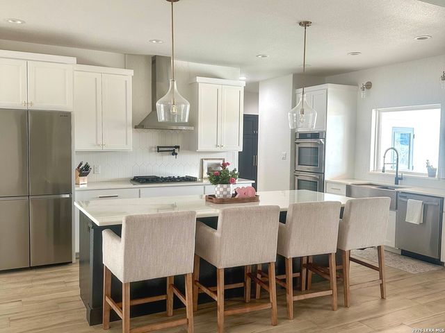 109 W Medium Meadow, Lytle, TX 78052