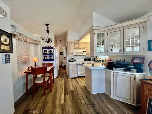 1295 S Cawston Avenue 422, Hemet, CA 92545