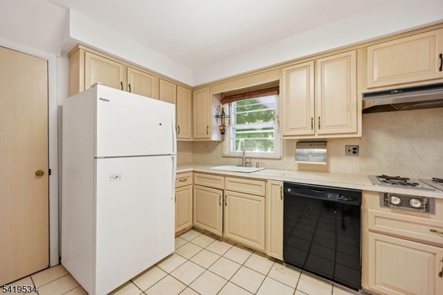 27 Knollwood Rd, Morristown Town, NJ 07960