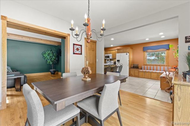 1775 Woodland Avenue, Sylvan Lake, MI 48320