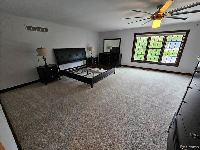 1775 Woodland Avenue, Sylvan Lake, MI 48320