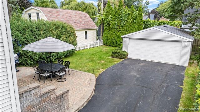 1775 Woodland Avenue, Sylvan Lake, MI 48320