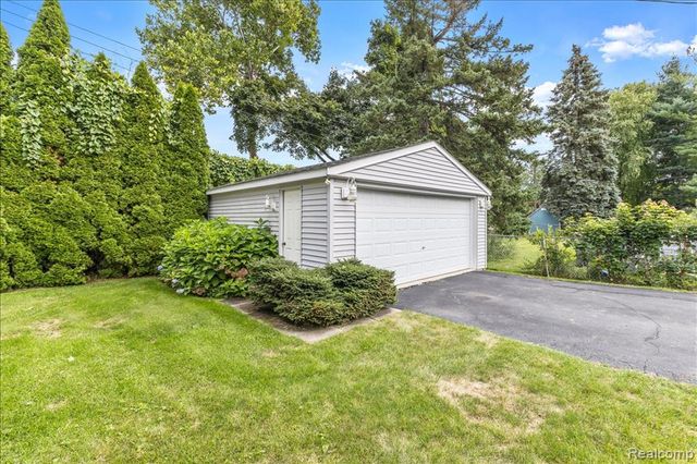 1775 Woodland Avenue, Sylvan Lake, MI 48320