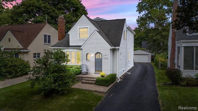 1775 Woodland Avenue, Sylvan Lake, MI 48320