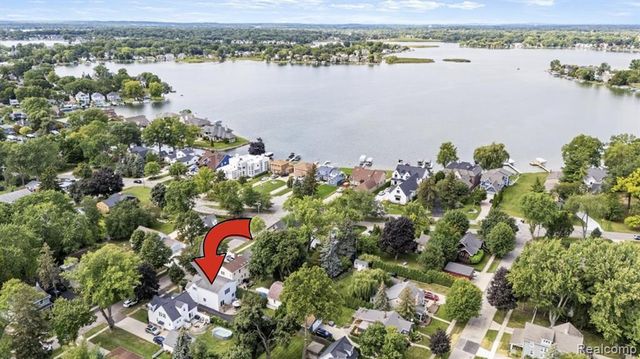 1775 Woodland Avenue, Sylvan Lake, MI 48320