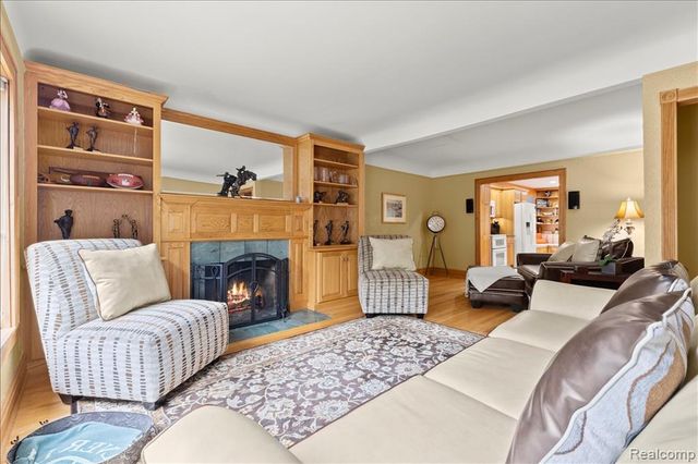 1775 Woodland Avenue, Sylvan Lake, MI 48320