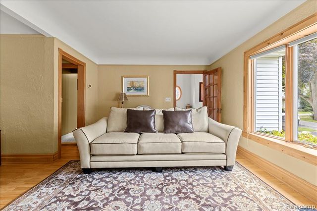 1775 Woodland Avenue, Sylvan Lake, MI 48320