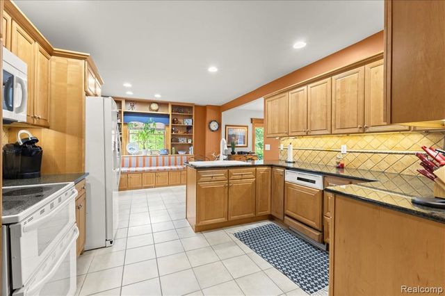 1775 Woodland Avenue, Sylvan Lake, MI 48320