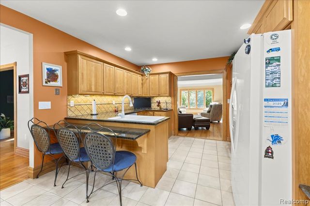 1775 Woodland Avenue, Sylvan Lake, MI 48320