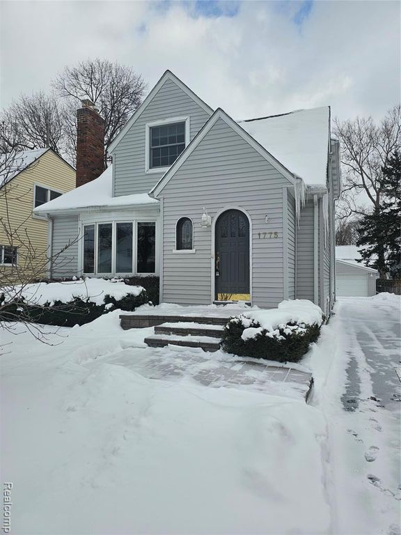 1775 Woodland Avenue, Sylvan Lake, MI 48320