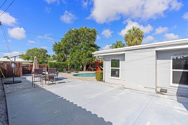 300 SE 8th Court, Pompano Beach, FL 33060