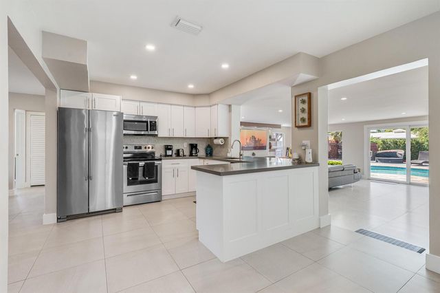 300 SE 8th Court, Pompano Beach, FL 33060