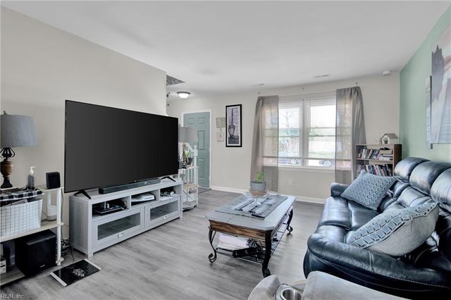 4 Kings Landing LN, Hampton, VA 23669