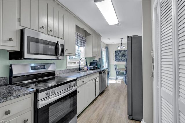 4 Kings Landing LN, Hampton, VA 23669