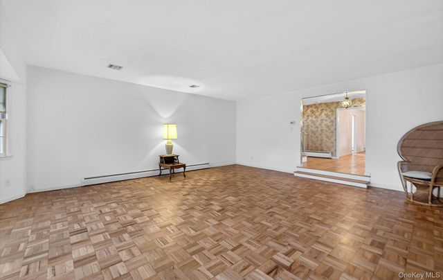 4 Penn Court, Dix Hills, NY 11746