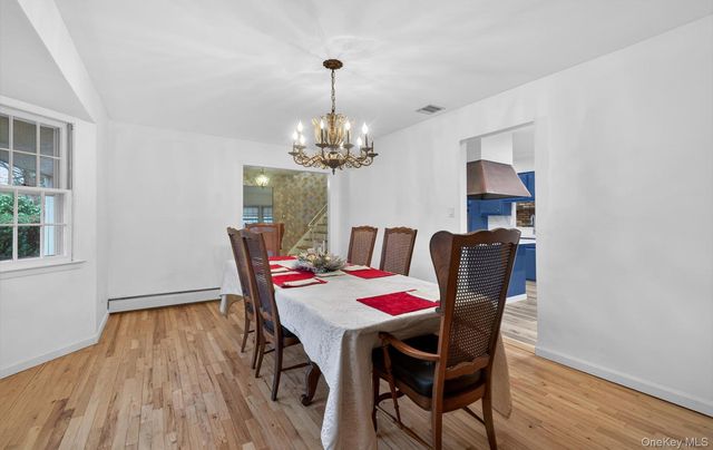 4 Penn Court, Dix Hills, NY 11746