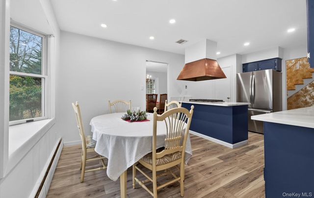 4 Penn Court, Dix Hills, NY 11746