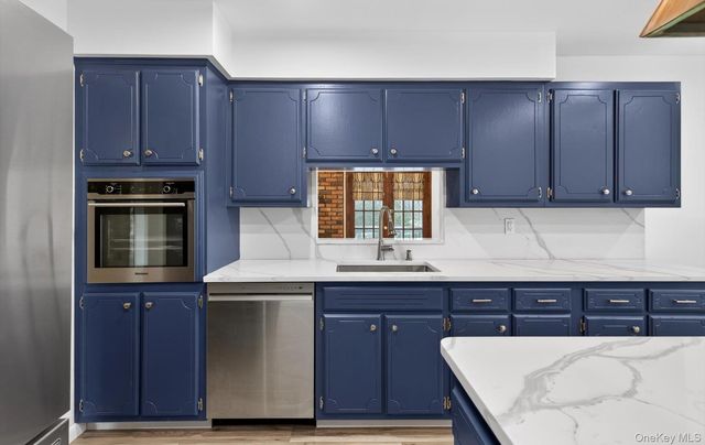 4 Penn Court, Dix Hills, NY 11746