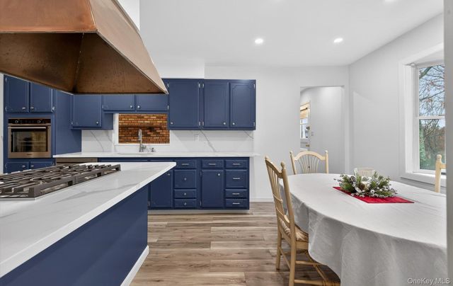 4 Penn Court, Dix Hills, NY 11746