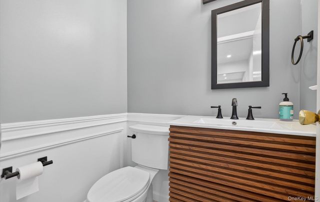 4 Penn Court, Dix Hills, NY 11746