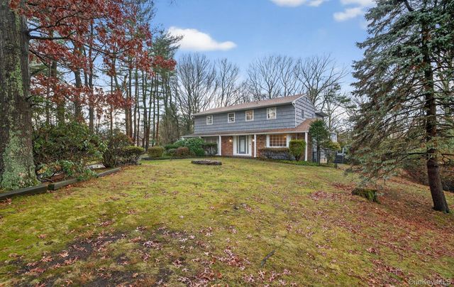 4 Penn Court, Dix Hills, NY 11746