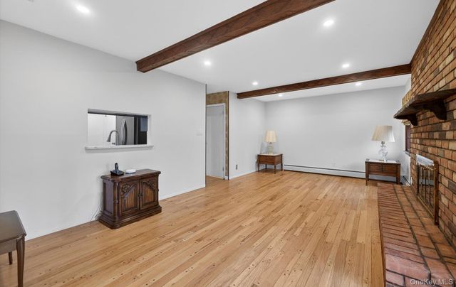 4 Penn Court, Dix Hills, NY 11746