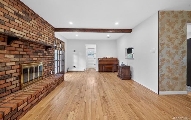 4 Penn Court, Dix Hills, NY 11746