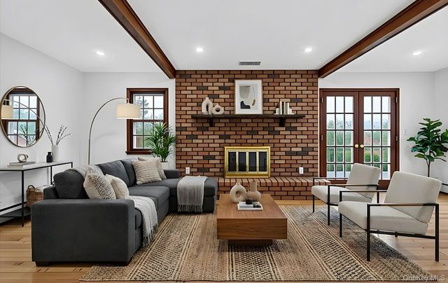 4 Penn Court, Dix Hills, NY 11746