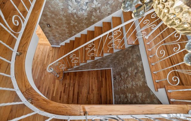 4 Penn Court, Dix Hills, NY 11746