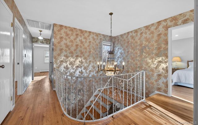 4 Penn Court, Dix Hills, NY 11746