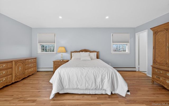 4 Penn Court, Dix Hills, NY 11746