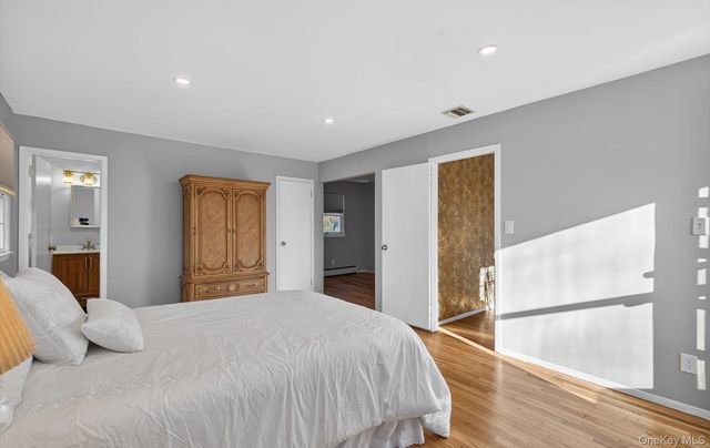 4 Penn Court, Dix Hills, NY 11746