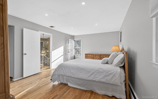 4 Penn Court, Dix Hills, NY 11746