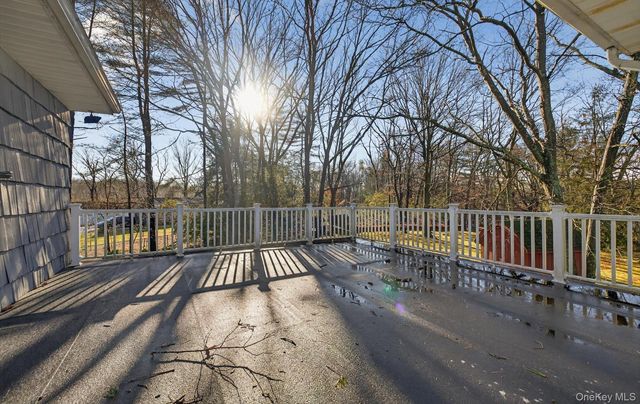 4 Penn Court, Dix Hills, NY 11746