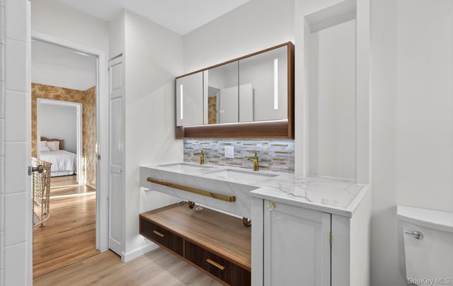 4 Penn Court, Dix Hills, NY 11746