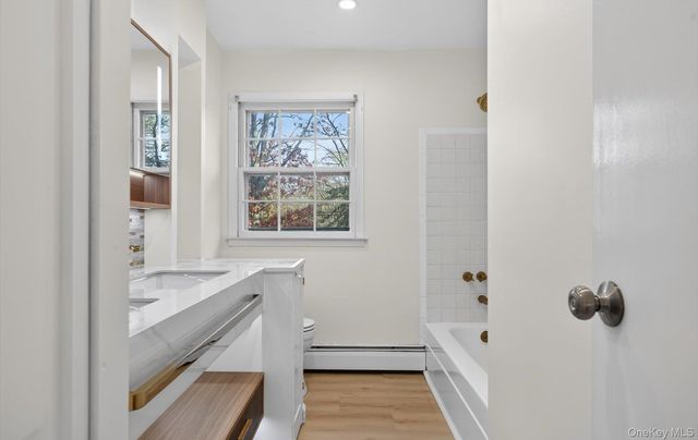 4 Penn Court, Dix Hills, NY 11746