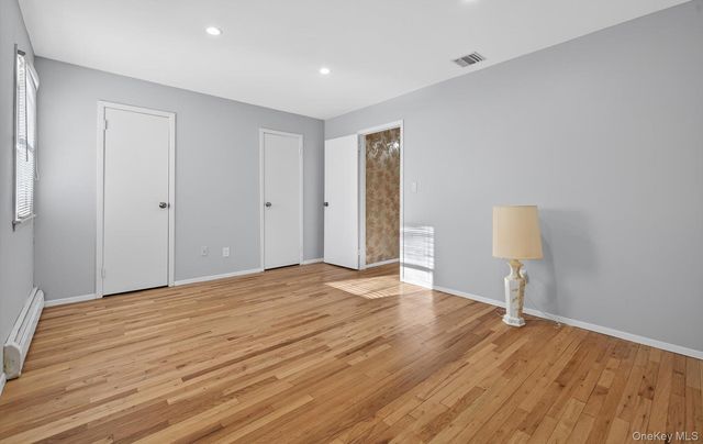 4 Penn Court, Dix Hills, NY 11746