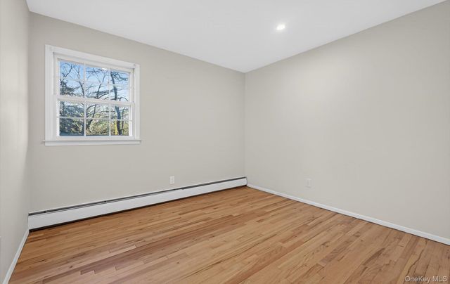 4 Penn Court, Dix Hills, NY 11746