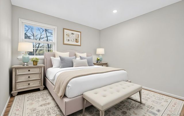 4 Penn Court, Dix Hills, NY 11746