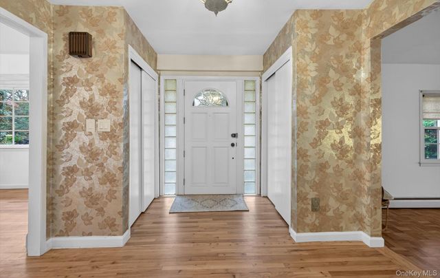 4 Penn Court, Dix Hills, NY 11746