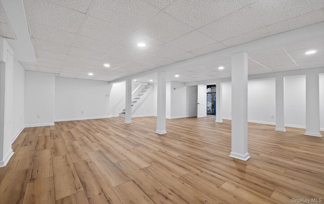 4 Penn Court, Dix Hills, NY 11746