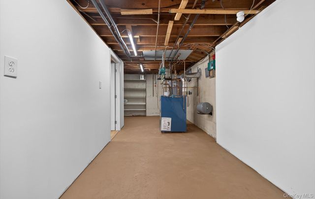 4 Penn Court, Dix Hills, NY 11746