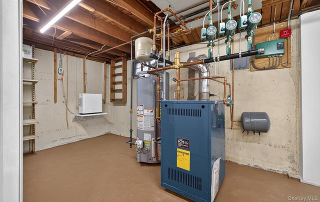 4 Penn Court, Dix Hills, NY 11746