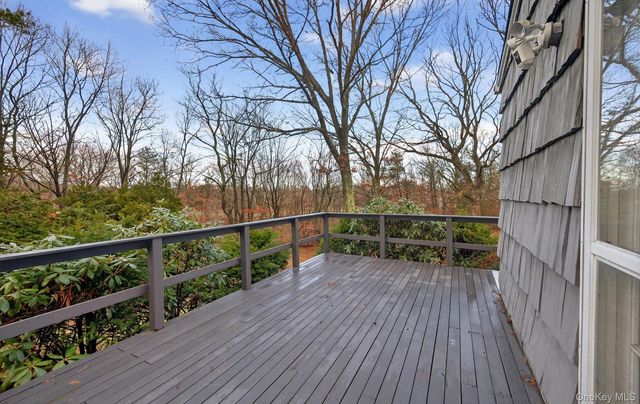 4 Penn Court, Dix Hills, NY 11746