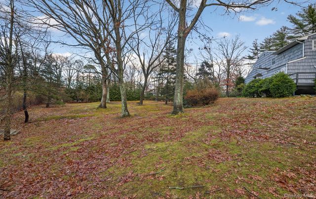 4 Penn Court, Dix Hills, NY 11746