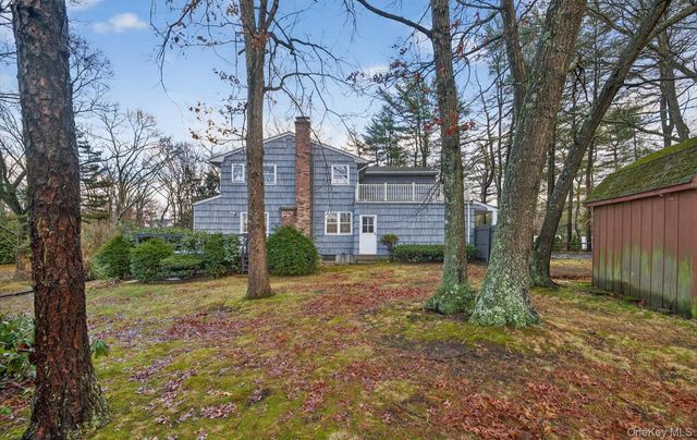 4 Penn Court, Dix Hills, NY 11746