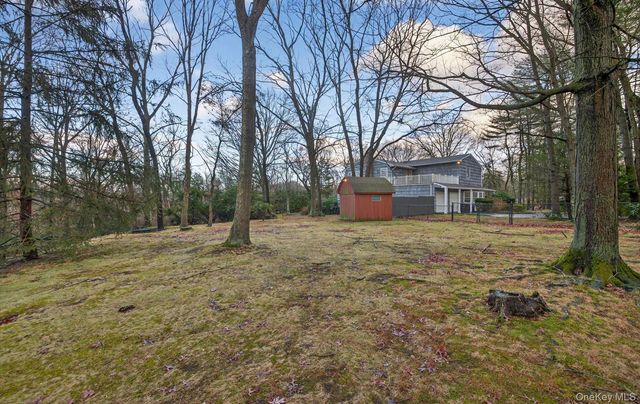 4 Penn Court, Dix Hills, NY 11746