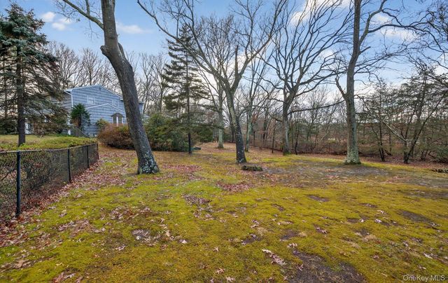 4 Penn Court, Dix Hills, NY 11746