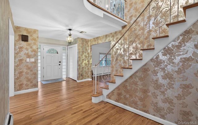 4 Penn Court, Dix Hills, NY 11746