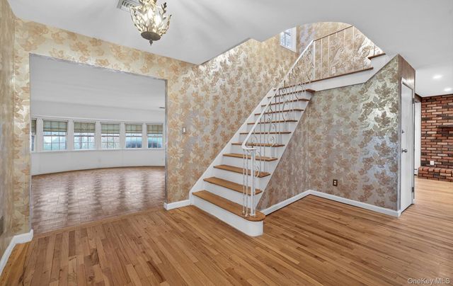 4 Penn Court, Dix Hills, NY 11746